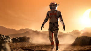太空人在日落時探索一個塵土飛揚的外星行星。 — 沙漠 壁紙
