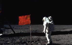 月球上的太空人與蘇聯國旗 — 彩虹旗 壁紙