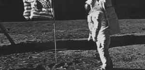 月球上太空人與美國國旗 — 月光 壁紙