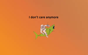 太空人騎著綠色鯊魚，橙色背景上寫著 I don't care anymore — 我不在乎 壁紙