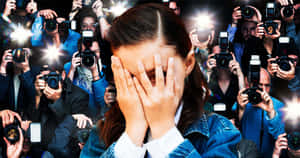 女子在記者人群中遮臉躲避閃光燈。 — 臉 壁紙