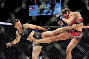 兩名女子MMA拳手在UFC比賽期間於八角籠內交戰。 — 運動 壁紙