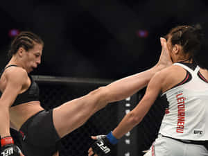 兩名女子MMA拳手在UFC比賽中於八角籠內交戰。 — 佐助 須佐能乎 壁紙