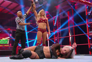 摔角手在擂台上與倒下的對手贏得冠軍 — WWE GIF 壁紙