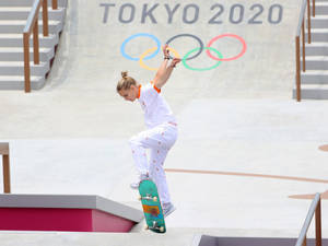 女滑板選手在東京2020奧運會滑板公園中表演技巧。 — 運動 壁紙