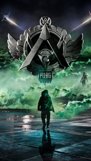一名士兵在潮濕的表面上行走，頭頂是發光的綠色天空，帶有 PUBG Mobile 標誌和噴射機。 — 小丑 壁紙