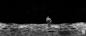 太空人在星空下的月球表面 — 夜空 壁紙