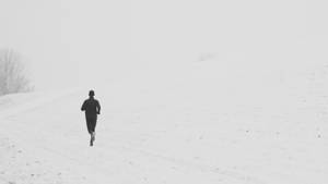 冬天在雪地中向上跑的人 — 低對比 壁紙