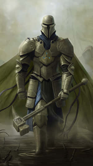 一名全副武裝的騎士手持戰錘，身披綠色斗篷站在水中。 — 戰士 壁紙