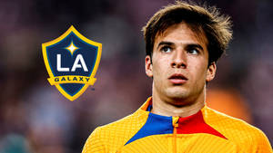 足球員穿著洛杉磯銀河隊球衣在球場上 — 運動 壁紙
