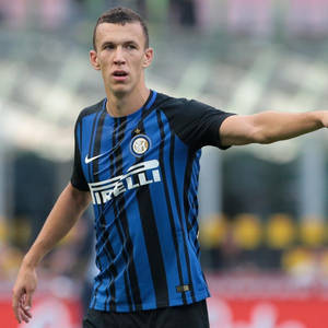 身穿藍黑條紋球衣的足球運動員在日間比賽中做手勢。 — 足球 壁紙