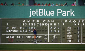 日間比賽期間，工人在jetBlue Park棒球場更新記分板。 — 運動 壁紙