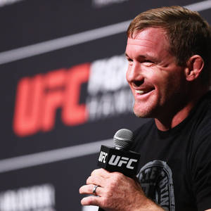 UFC拳手在記者會上微笑著對著麥克風說話。 — 運動 壁紙