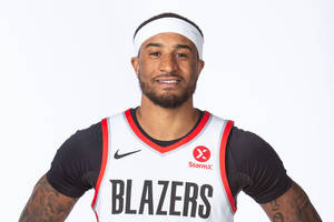 身穿 Blazers 球衣的職業籃球運動員對著鏡頭微笑。 — 籃球 壁紙