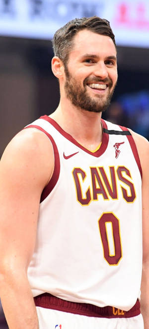 身穿Cavs球衣的籃球運動員在比賽中對著鏡頭微笑。 — 魯夫微笑 壁紙