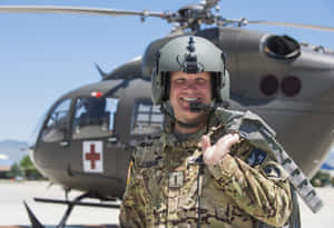 美國陸軍醫護兵在晴朗的日子裡微笑站在醫療直升機前。 — 直升機 壁紙
