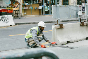 建築工人在城市街道上修補路面，有屏障 — 工作 壁紙