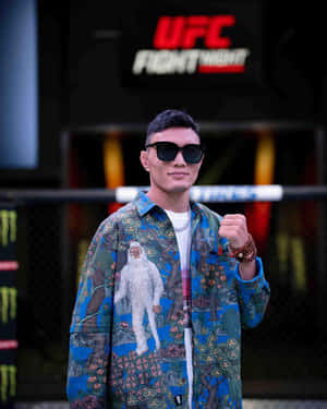 UFC拳手戴太陽眼鏡和圖案襯衫在戶外擺姿勢。 — 終極格鬥冠軍賽 壁紙