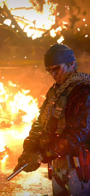 戴毛帽和眼鏡的士兵在夜間猛烈爆炸中手持手槍。 — 電玩遊戲 GIF 壁紙