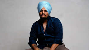 男子戴藍色頭巾及深色襯衫的攝影棚肖像 — Sidhu Moose Wala 壁紙