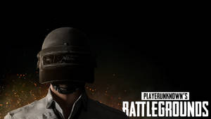 一名戴著破裂頭盔的士兵，發光的餘燼和 PUBG 標誌。 — 部落衝突：皇室戰爭 壁紙