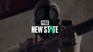戴著防毒面具的遊戲角色瞄準步槍，帶有PUBG New State標誌。 — Pubg 標誌 壁紙