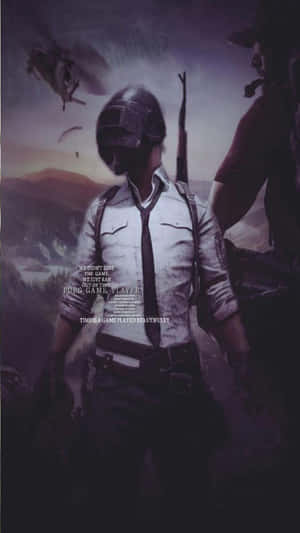 戴著頭盔和領帶的PUBG玩家，在黃昏時分站在山區戰場上，直升機在頭頂飛過。 — 傳說對決英雄 壁紙