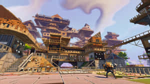 一名戴著黃色頭盔的Fortnite玩家站在一座大型木質和金屬結構前。 — 忍者 要塞英雄 壁紙