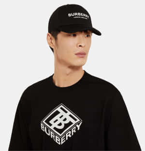 男子戴著黑色Burberry帽及白色標誌T恤。 — Burberry 壁紙