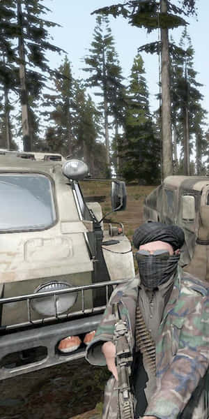 戴面具的士兵持步槍站在松樹林中的軍用卡車旁。 — 電玩遊戲 GIF 壁紙
