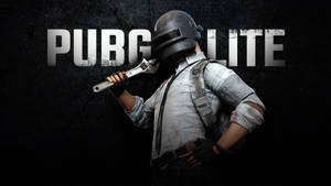 戴頭盔的士兵在深色背景上拿著扳手，帶有PUBG LITE文字。 — 遊戲玩家標誌 壁紙