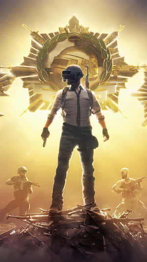 一名士兵站在武器上，下方是發光的金色徽章，背後有其他士兵。 — Pixel 3 壁紙