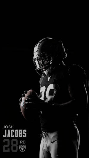 美式足球運動員 Josh Jacobs 在黑色背景下以剪影方式手持球。 — 運動 壁紙