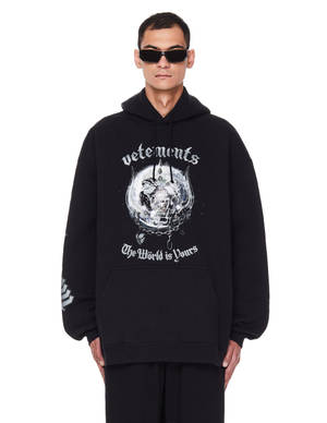 男子身穿印有骷髏圖案的黑色連帽衫和太陽眼鏡 — Vetements 壁紙
