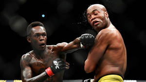 兩名MMA拳手在UFC比賽中搏鬥，其中一人出拳。 — 拳擊 壁紙