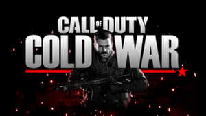持步槍的士兵在 'Call of Duty Cold War' 標題後面，帶有紅色火花和星星。 — 決勝時刻黑色行動冷戰 壁紙