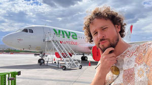 男子在機場飛機旁擺姿勢 — 機場 壁紙