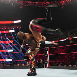 摔角手在WWE RAW活動中，在充滿活力的舞台燈光下進行動作。 — 摔角 壁紙