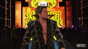 摔角手身穿華麗外套，在鮮豔燈光下站在WWE SmackDown Hotel舞台上。 — 運動 壁紙