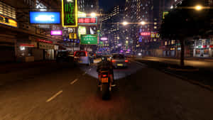 摩托車手在夜晚沿著充滿活力的霓虹燈城市街道行駛。 — 16:9 壁紙