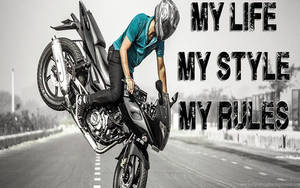 摩托車手在摩托車上表演翹前輪，並有粗體文字寫著 my life my style my rules。 — 巴布風機車 壁紙