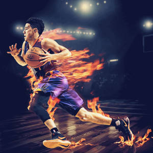 籃球運動員在球場上奔跑，身後拖著火焰。 — Devin Booker 壁紙