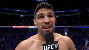 UFC拳手臉頰上有傷口，在八角籠中進行賽後訪問時微笑。 — 終極格鬥冠軍賽 壁紙