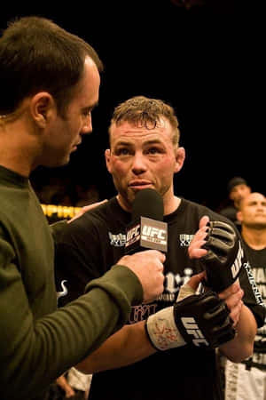 UFC拳手在黑暗的場館中比賽後接受採訪。 — 運動 壁紙