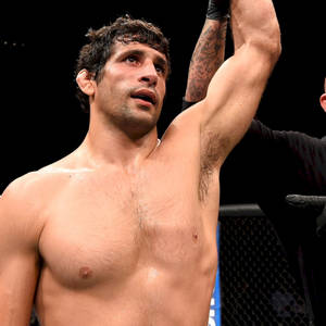 MMA拳手在八角籠內舉臂勝利 — 運動 壁紙