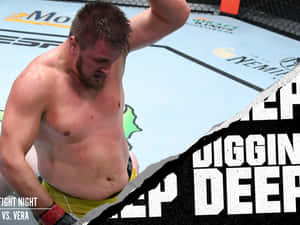 一名勝利的MMA拳手在UFC八角籠內舉臂慶祝。 — 波斯王子 壁紙