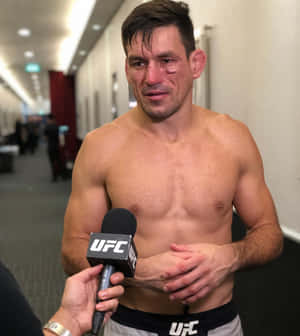UFC拳手臉上帶有瘀傷握著麥克風在比賽之後 — 終極格鬥冠軍賽 壁紙