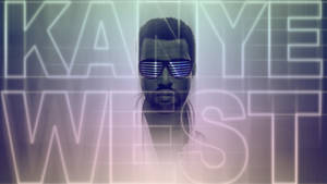 男子戴著發光藍色條紋太陽眼鏡，身後有霓虹燈文字「KANYE WEST」。 — 肯伊·威斯特 壁紙