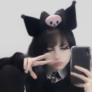 戴骷髏頭帶的人在自拍中比出和平手勢 — Roblox 女孩 壁紙