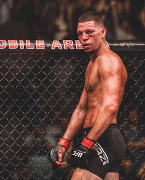一名瘀傷的MMA選手穿著UFC裝備，在比賽後靠在八角籠上。 — 終極格鬥冠軍賽 壁紙